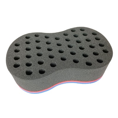 Esponja de banho preta com furos e camadas coloridas