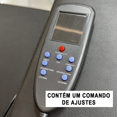 Comando de ajuste preto com visor e botões coloridos sobre superfície preta.