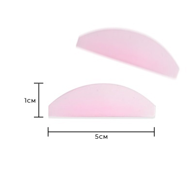 Peças cor-de-rosa em meia-lua com 5 cm por 1 cm sobre fundo branco