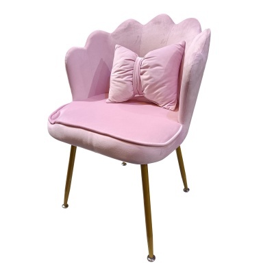 Cadeira estofada rosa com encosto ondulado e almofada laço