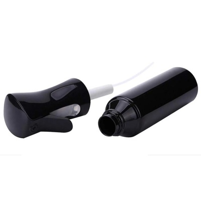 frasco de spray preto com tubo branco