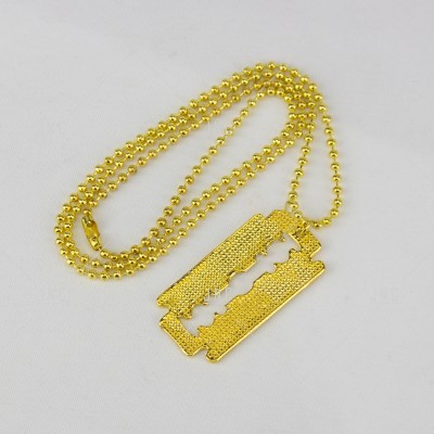 Colar dourado com pendente em forma de lâmina de barbear