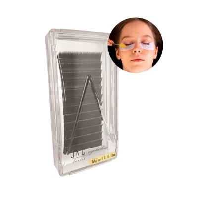 Pestanas falsas pretas em caixa transparente com rótulos e aplicação em pessoa