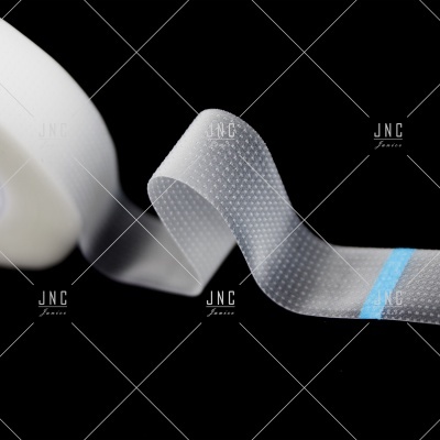 Fita adesiva translúcida com textura bolhada e linha azul