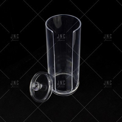 Recipiente cilíndrico transparente em vidro com tampa ao lado