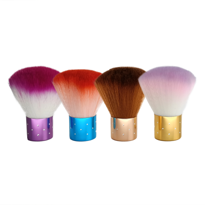 Quatro pincéis de maquilhagem kabuki coloridos com cerdas macias e cabos metálicos curtos brilhantes