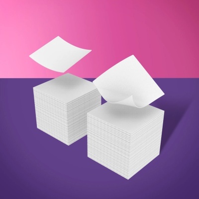 Dois blocos de folhas de papel brancas quadradas com fundo rosa e roxo