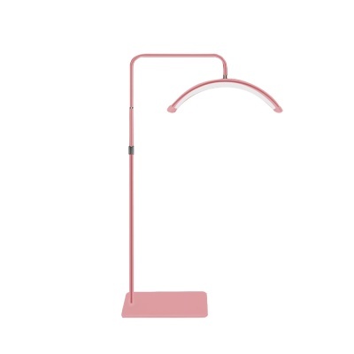 Candeeiro de pé moderno cor de rosa com base quadrada e braço curvo com luz embutida