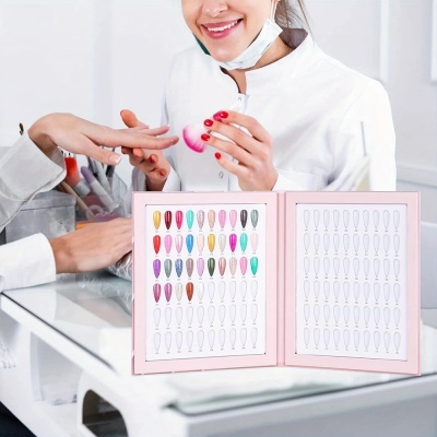 Mostruário colorido de verniz de unhas com várias amostras numeradas num salão de beleza