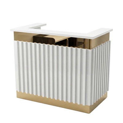 Balcão de receção branco e dourado com painel vertical texturizado e tampo em U