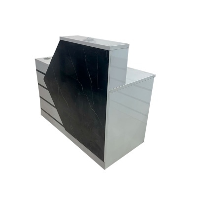 Móvel de receção preto com textura de mármore e branco em fundo branco