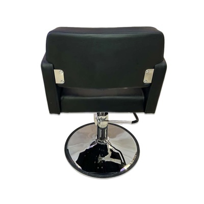 Cadeira de barbearia preta com base cromada redonda