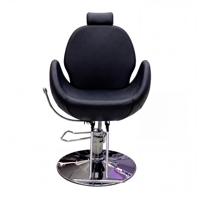 Cadeira de cabeleireiro preta com base cromada e encosto de cabeça