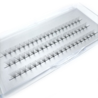Caixa transparente com cílios postiços em tufos finos pretos sobre base branca