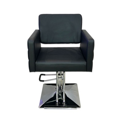 Cadeira de salão preta em couro sintético com base cromada