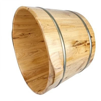 Balde de madeira com aros metálicos