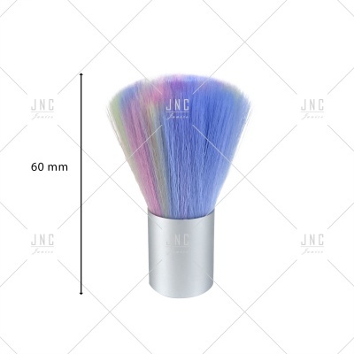 Pincel esponja colorido com cabo prateado em fundo branco