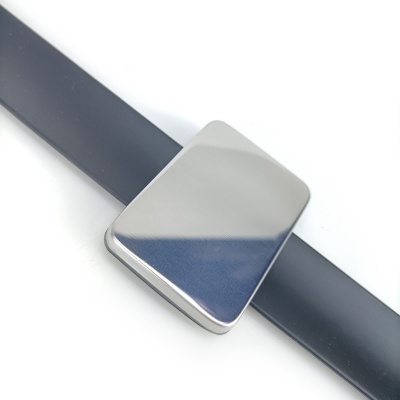 cinto preto com fivela metálica prateada quadrada