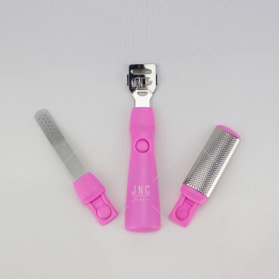 Conjunto de utensílios de pedicure rosa sobre fundo branco