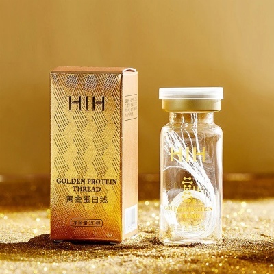 Frasco transparente com fios dourados e caixa dourada com texto HIH GOLDEN PROTEIN THREAD