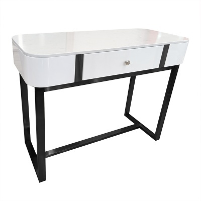 Mesa de escritório branca com pés pretos e gavetão central