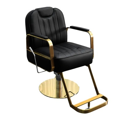 Cadeira preta com estrutura metálica dourada e apoio para os pés