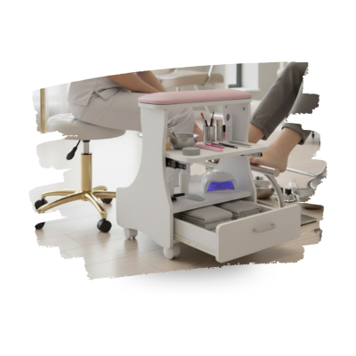 Mesa de manicure branca com almofada rosa e utensílios para manicure