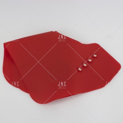 Tapetes de borracha vermelha com ilhóses metálicos