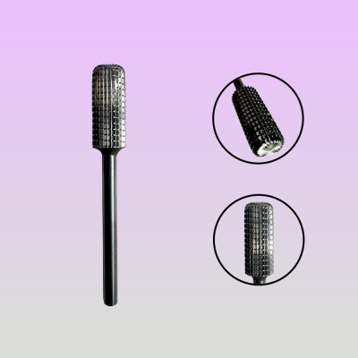 Lima rotativa cilíndrica preta com superfície metálica texturizada em fundo roxo claro