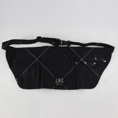 Cinto preto multifuncional com bolsos e fechos sobre fundo branco