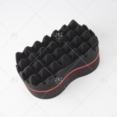 Esponja de cabelo preta com textura ondulada e detalhes vermelhos