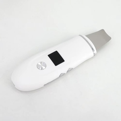 Aparelho de limpeza facial ultrassónico branco com ecrã e botão prateado