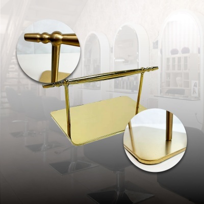 Prateleira metálica dourada com barra e base retangular