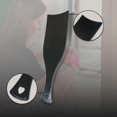 Espátula preta de plástico com recorte em forma de coração no cabo