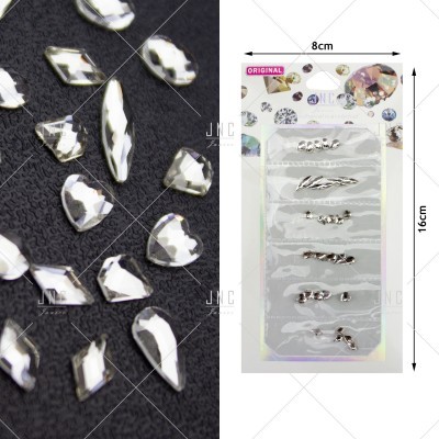 Conjunto pedras brilhantes transparentes e metálicas prateadas em embalagem