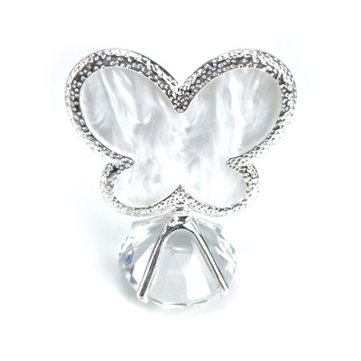 Anel com borboleta prateada e esmalte branco perolado