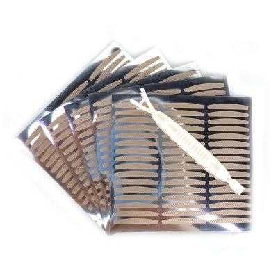 Folhas de curativos adesivos em tons de castanho com uma pinça branca