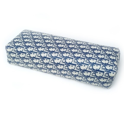 Estojo retangular com padrão azul de rostos estilizados sobre fundo branco