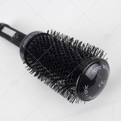 Escova de cabelo redonda preta com cerdas sintéticas e texto nano tech no cabo