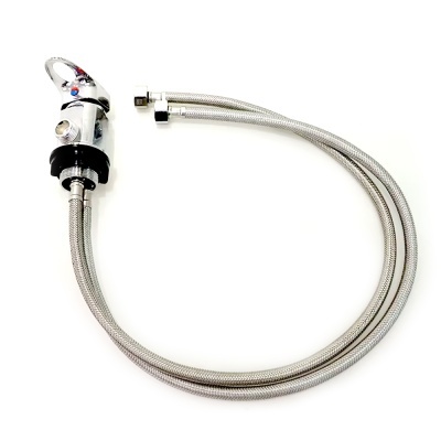 Torneira monocomando cromada com tubos flexíveis de metal prateado