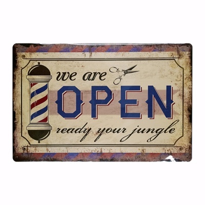 Placa metálica antiga com poste de barbeiro e texto 'we are OPEN ready your jungle'