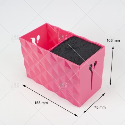 Porta-talheres rosa com textura geométrica e esponja preta