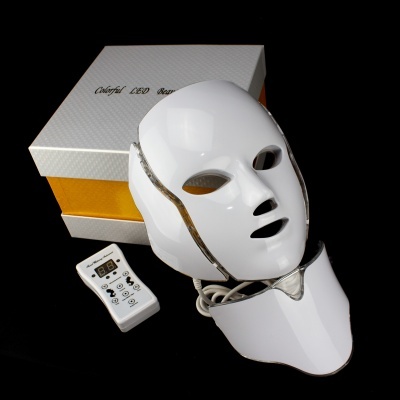 Máscara facial branca com controle remoto e caixa