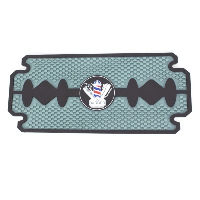Tapete emborrachado cinzento com logótipo de barbearia no centro