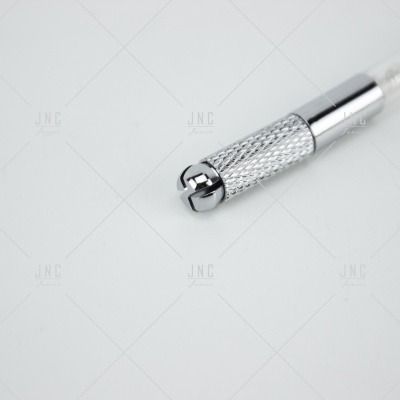 Ferramenta metálica prateada com ponta arredondada em fundo branco