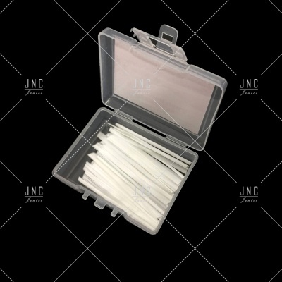 Caixa transparente com palitos brancos dentro