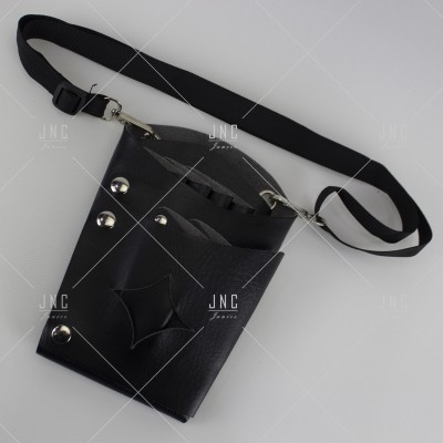 Bolsa preta com alça preta em fundo branco