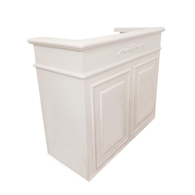 Balcão branco em madeira com detalhes entalhados e duas portas frontais