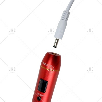 Dispositivo vermelho com botão preto e entrada de alimentação DC 5V com cabo branco