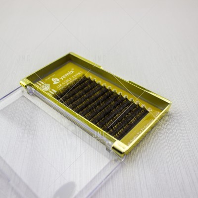 Estojo de cílios postiços Yomix Air Volume Eyelashes preto em embalagem transparente e dourada